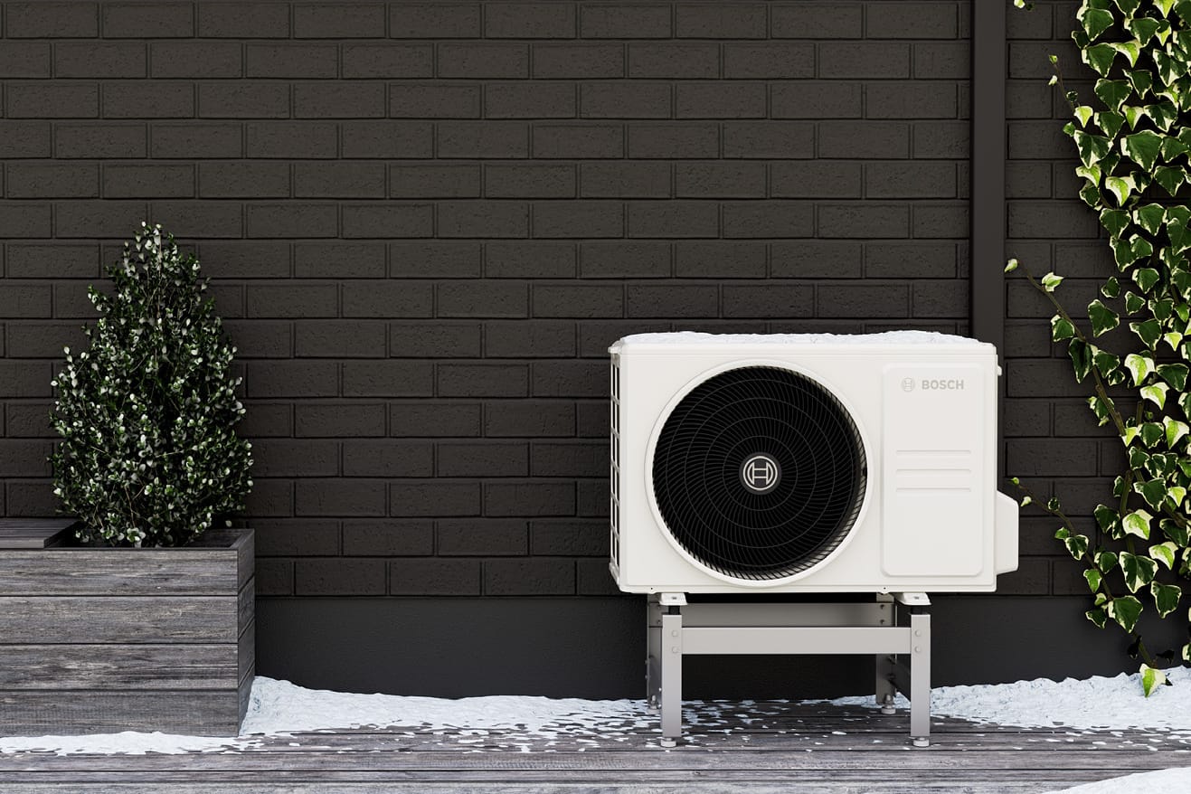 Bosch Climate 7100i lauko blokas CL7100i 50 HE ant stovo sniege – šildo net esant −35 °C