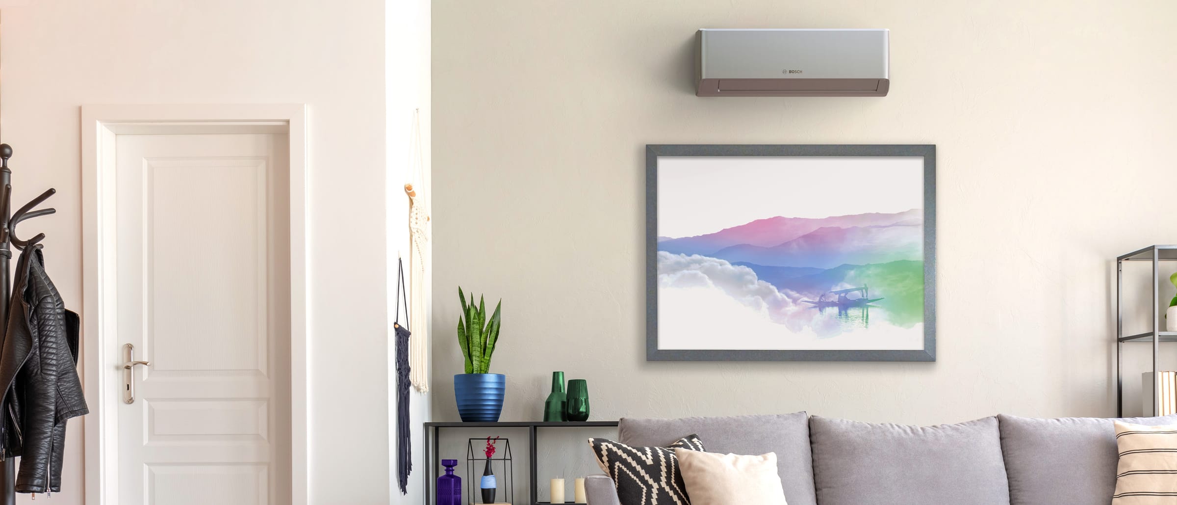 Sidabrinės spalvos Bosch Climate 7100i šilumos siurblys CL7100i W 50 HES + CL7100i 50 HE svetainėje virš paveikslo