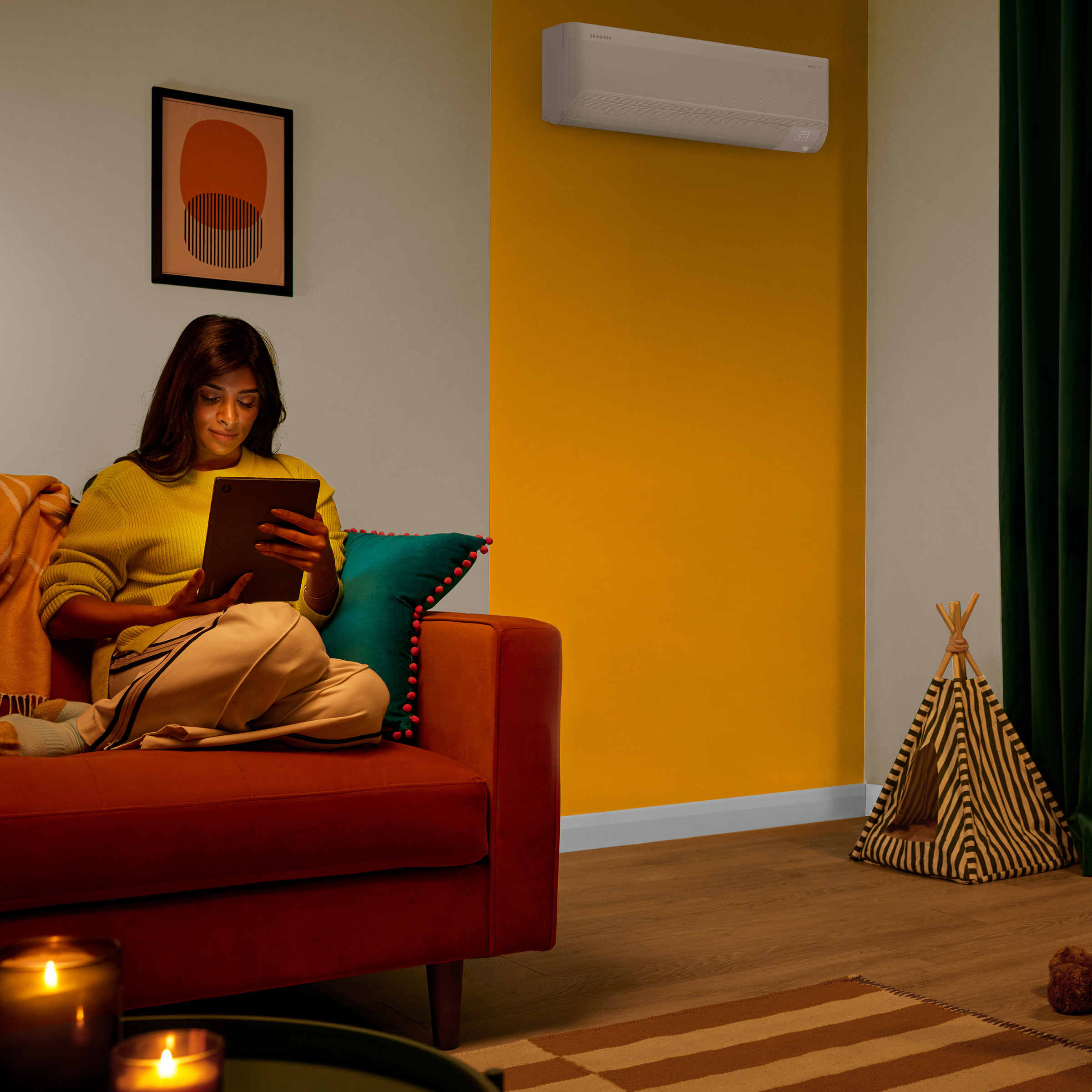 Samsung Nordic WindFree Comfort S2 AR60F12C1CWNEE – šilta svetainė vakare, šildymas įjungiamas programėle SmartThings