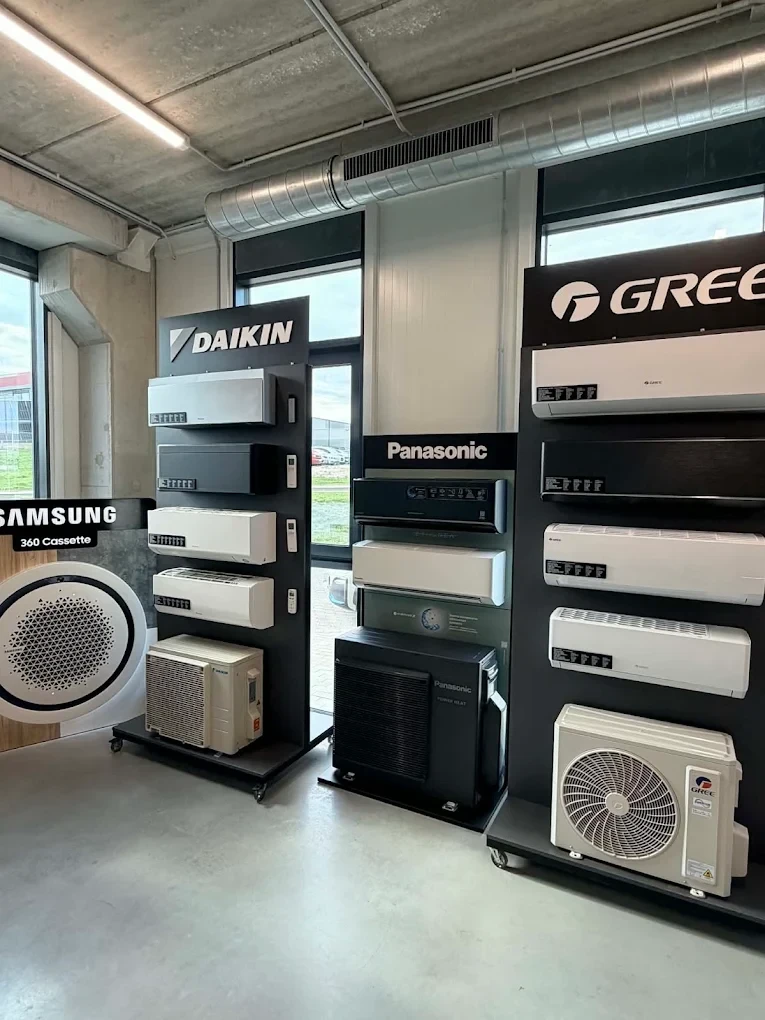 KOMFO salonas Kaune: Daikin, Panasonic ir GREE oro kondicionierių stendai