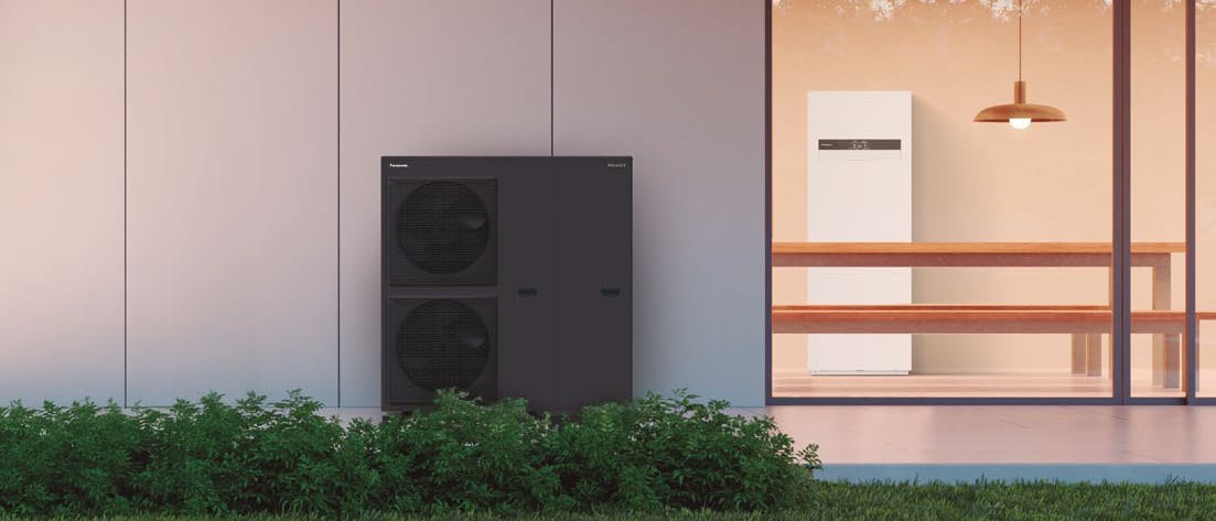 Panasonic Aquarea High Performance All in One K WH-ADC0912K9E8AN + WH-UDZ09KE8 šilumos siurblys oras-vanduo – lauko blokas prie namo, pro langą matomas All in One modulis