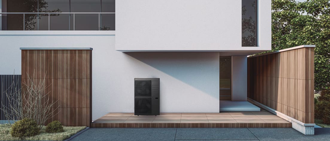 Panasonic Aquarea High Performance Bi-bloc K WH-SDC09K3E8 + WH-UDZ09KE8 šilumos siurblys oras-vanduo – dviejų ventiliatorių lauko blokas ant namo terasos